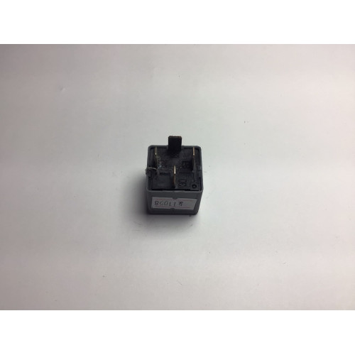 Audi A4 S4 Röle V23134-B52-X301 8D0951253A