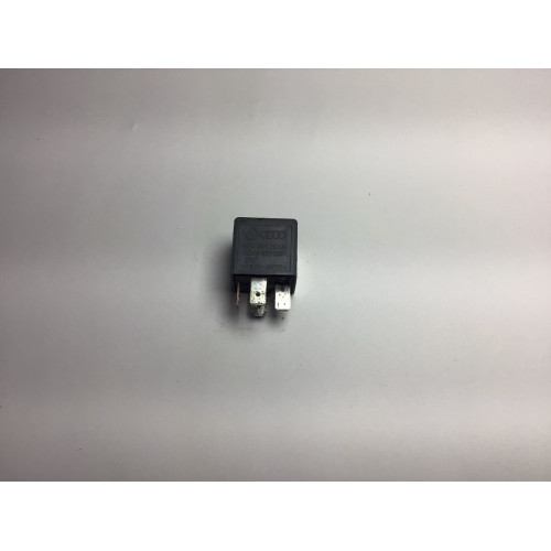 Audi A4 S4 Röle V23134-B52-X301 8D0951253A