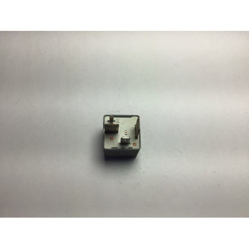 Volkswagen Passat Caddy Golf Scirocco Audi Seat Çok Amaçlı Röle 171906383 20205007
