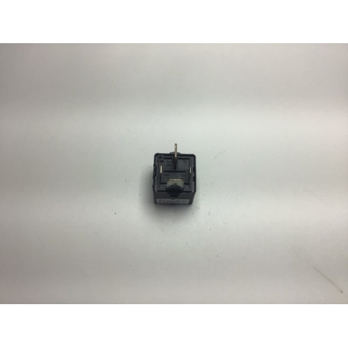 Volkswagen Audi 460 Siyah Röle V23134-J52-X430 1K0951253A