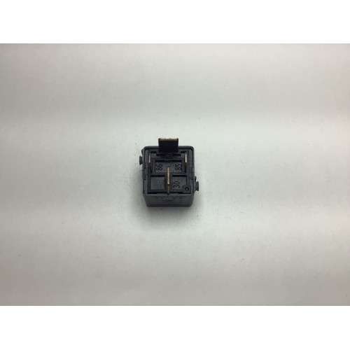 Mercedes Röle A0025422619 V23134-J52-X361