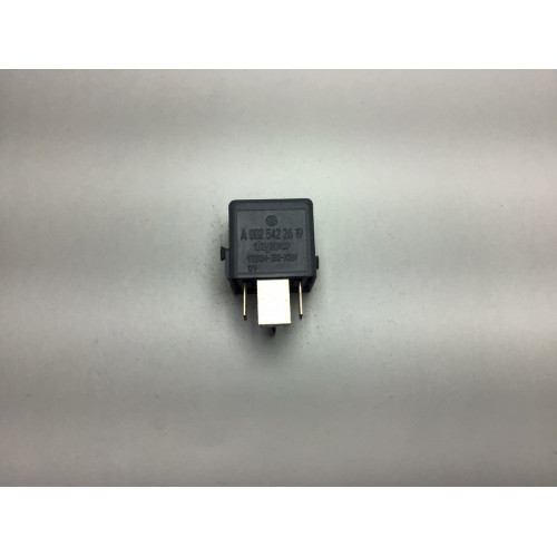 Mercedes Röle A0025422619 V23134-J52-X361